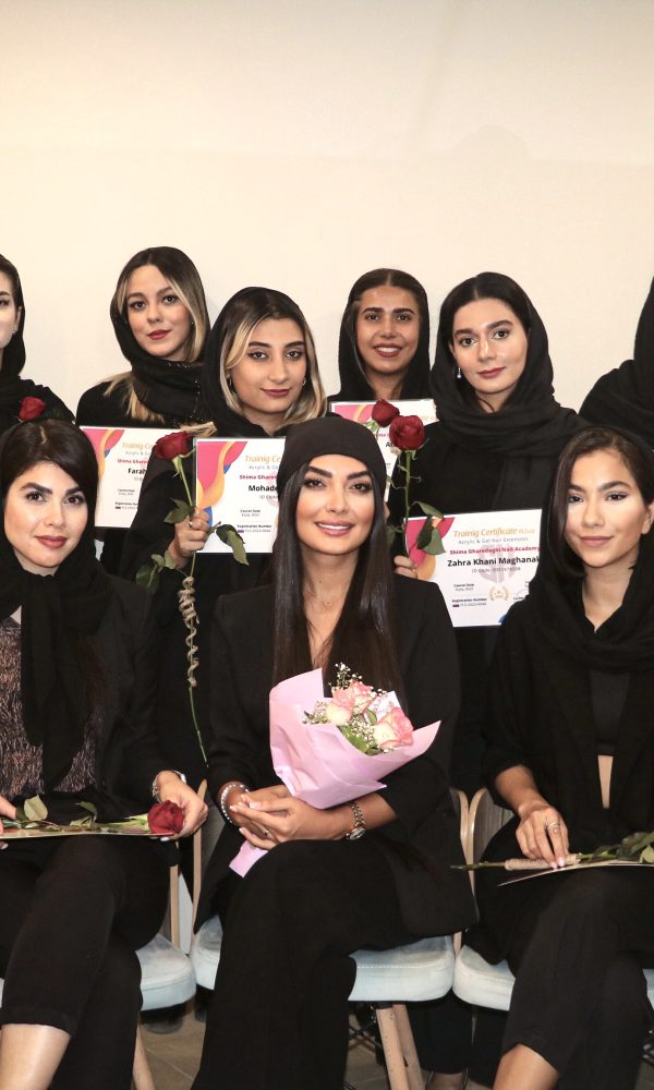 آموزش کاشت ناخن